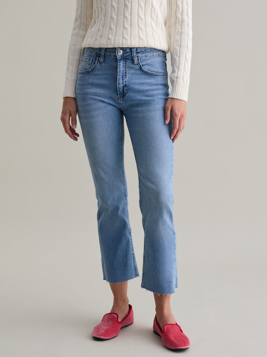 Jeans crop flare fit con orlo a vivo_1