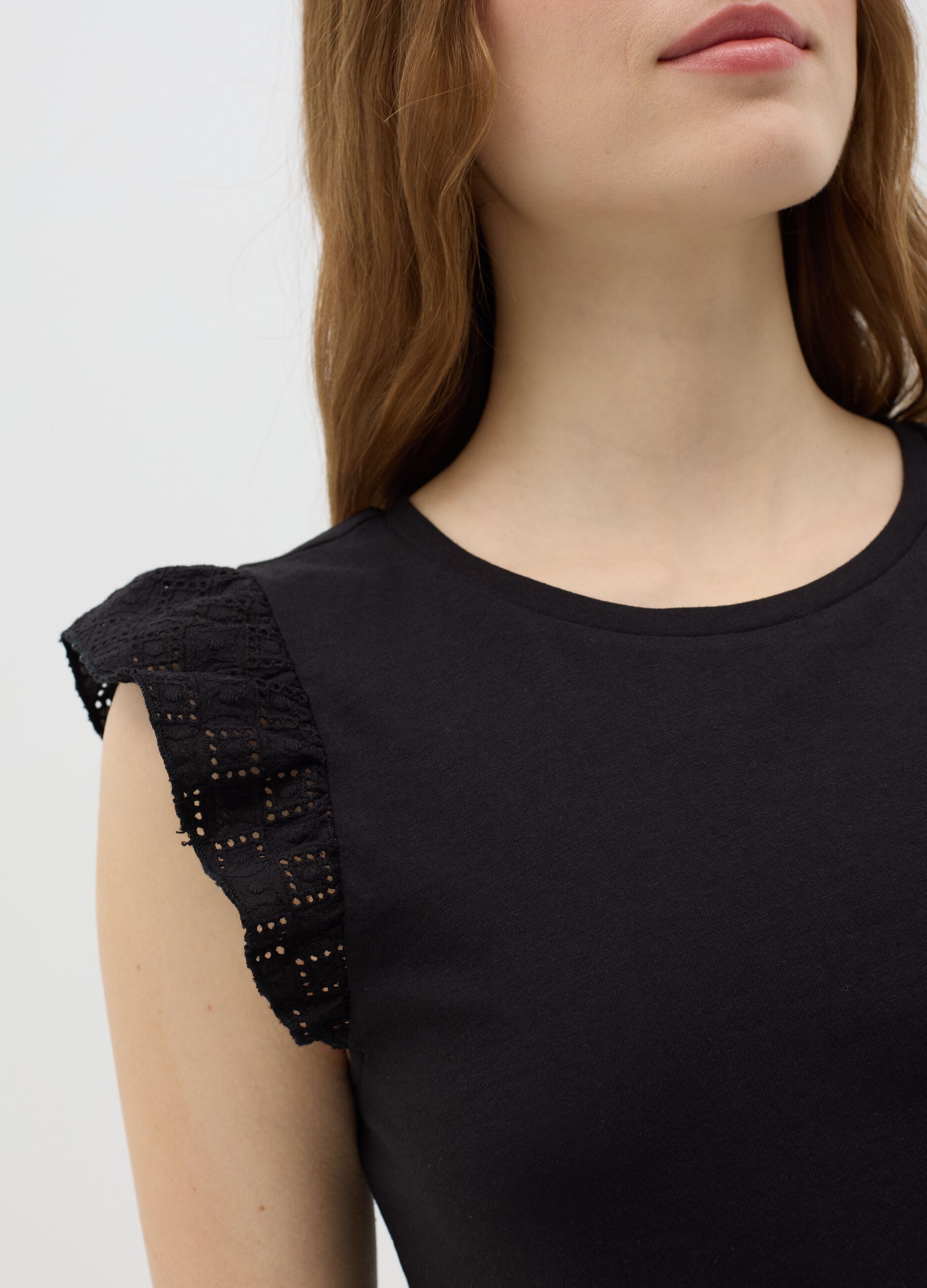 Black tank top with contrasting ruffles in cotton