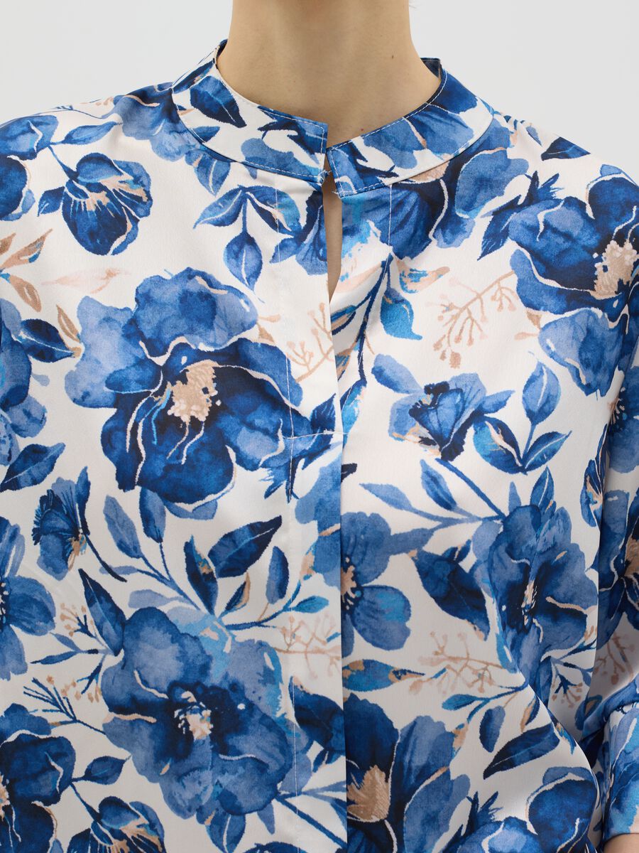 White and blue floral blouse with kimono sleeves_3