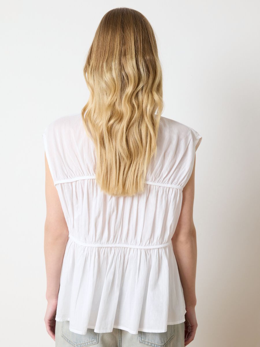 White sleeveless cotton blouse with gathering_3
