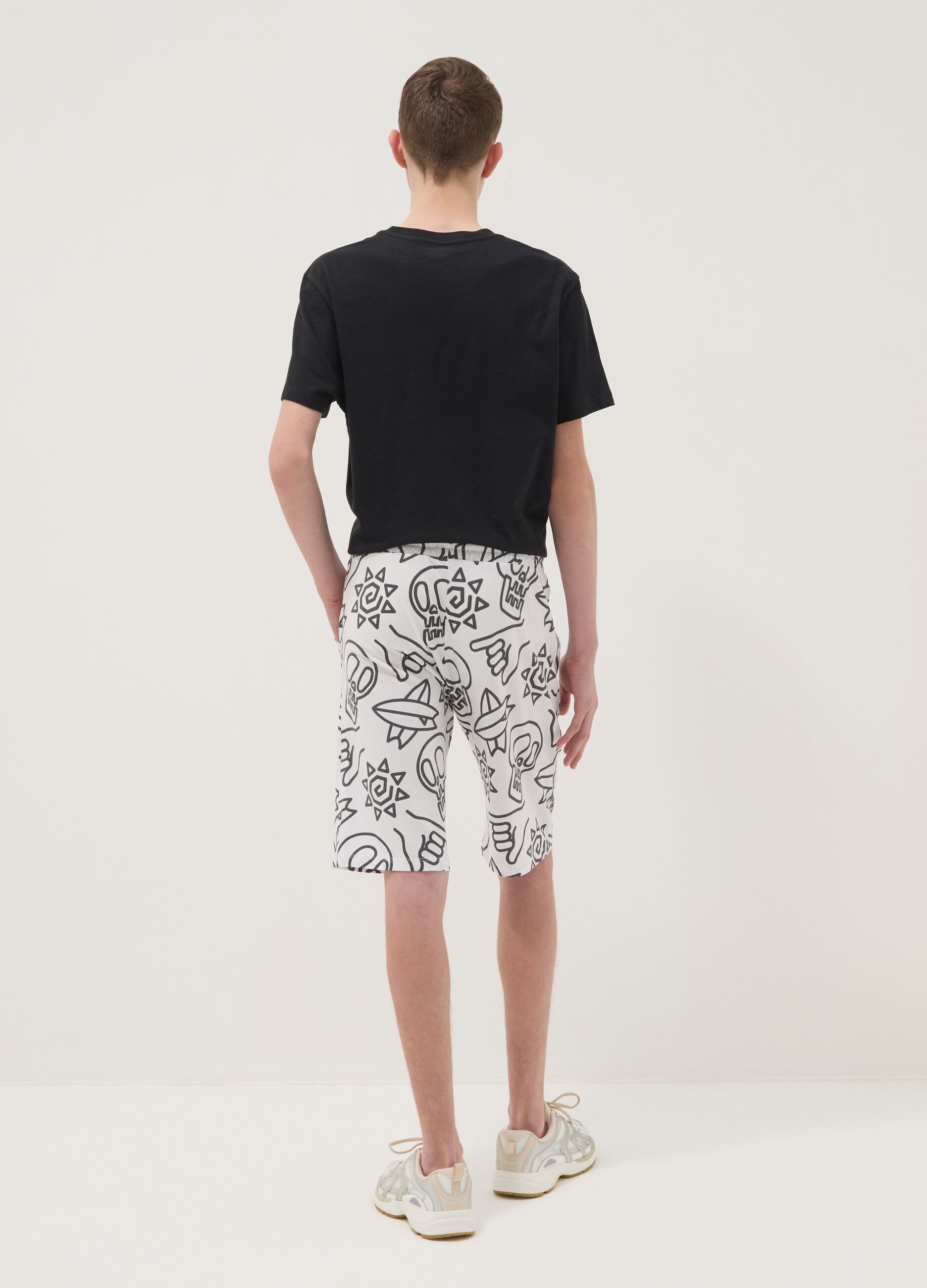 White pure cotton all-over print shorts for boys, regular fit
