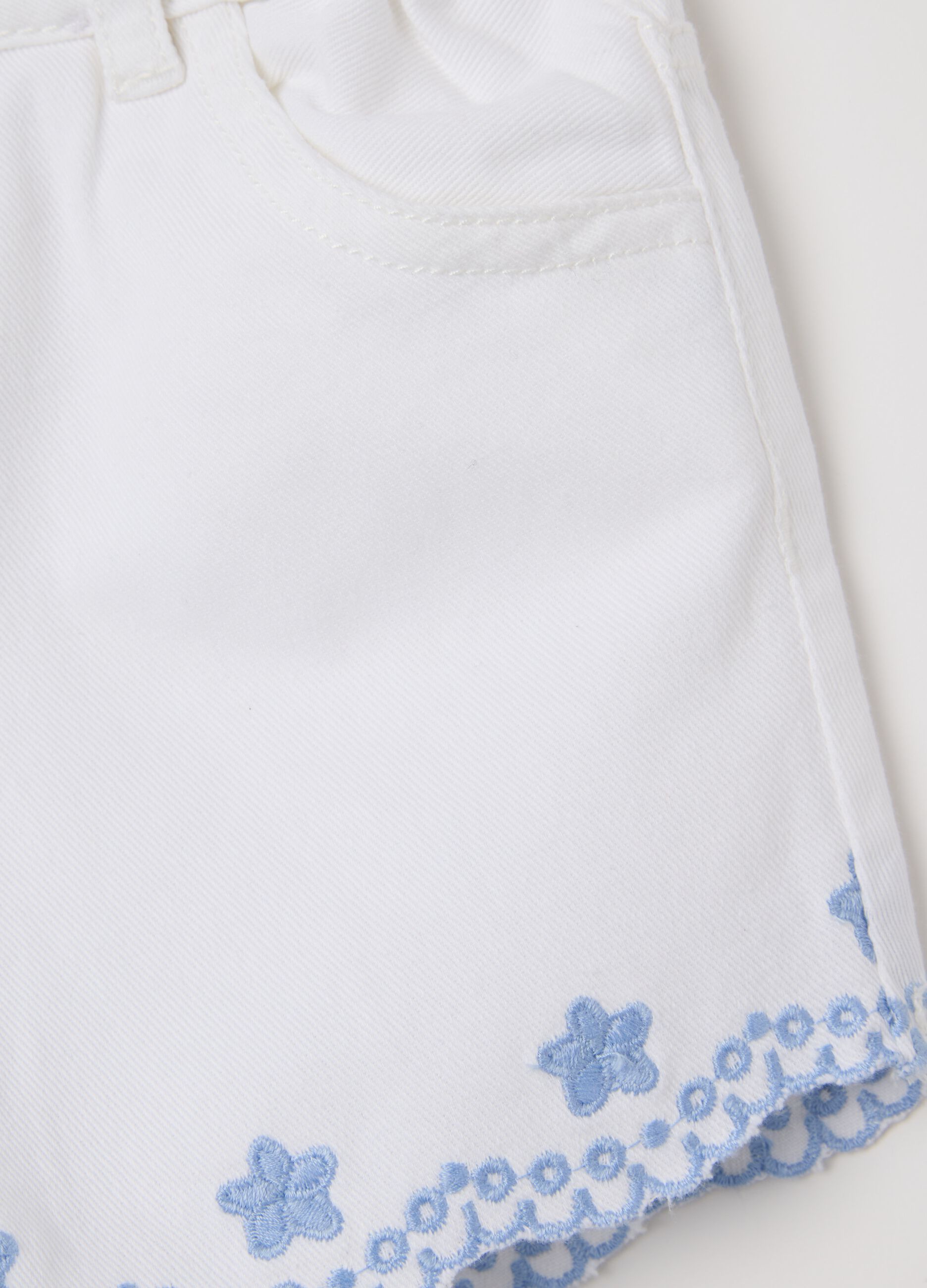 White shorts with floral embroidery in cotton