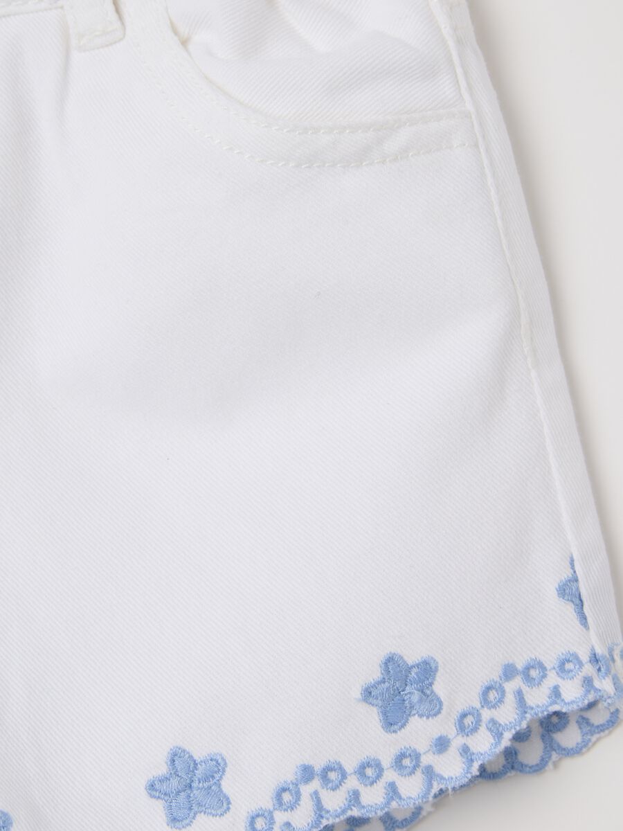 White shorts with floral embroidery in cotton_2