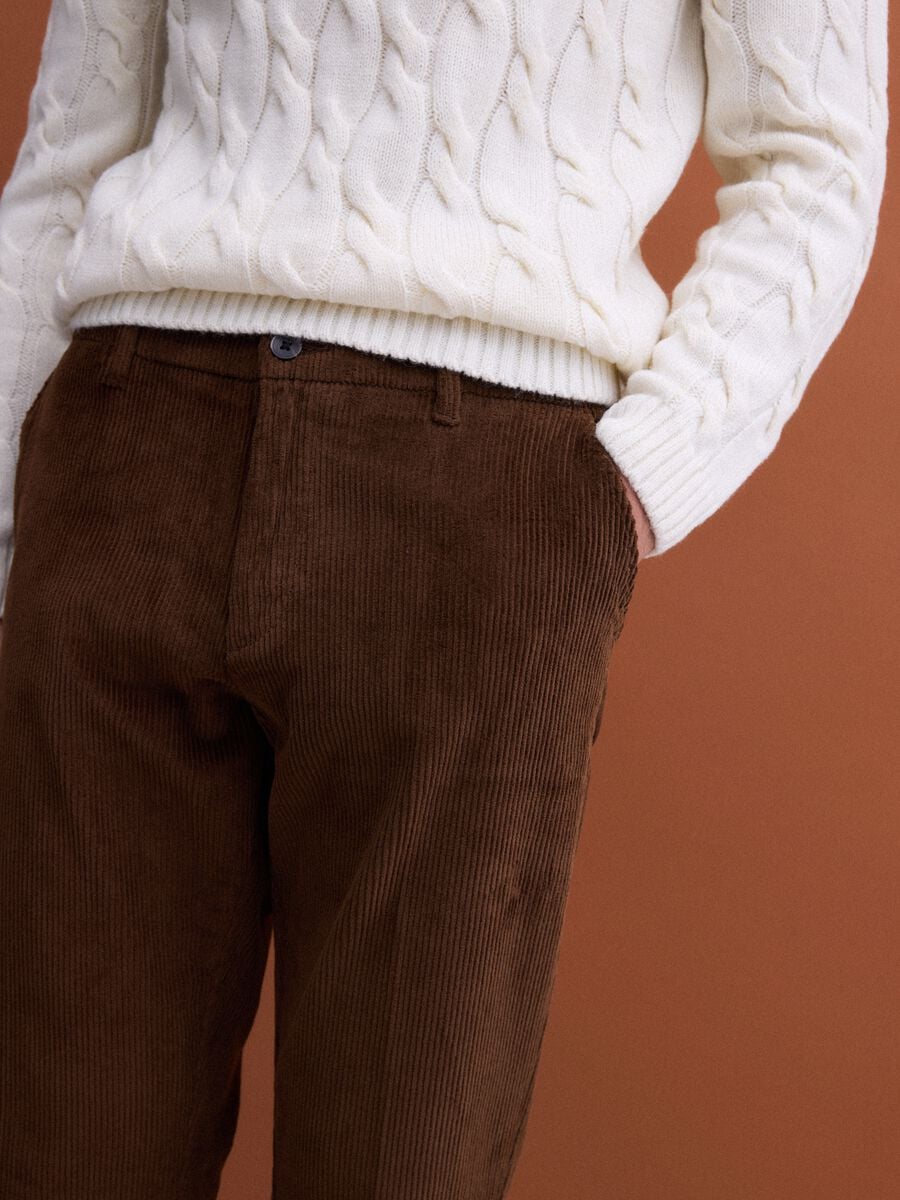 Pantaloni chino marroni in cotone elasticizzato a coste regular fit_3