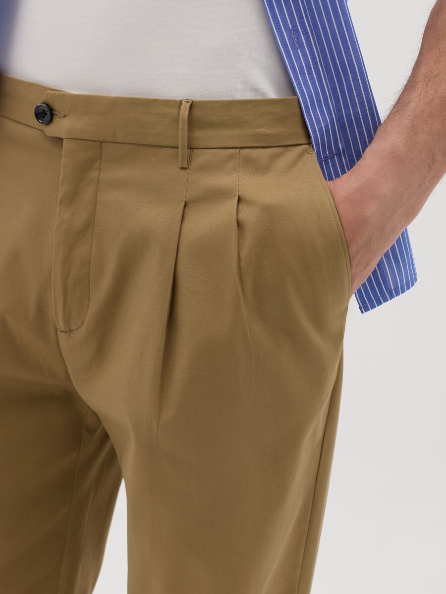 Men’s trousers in brown stretch cotton with carrot fit_2