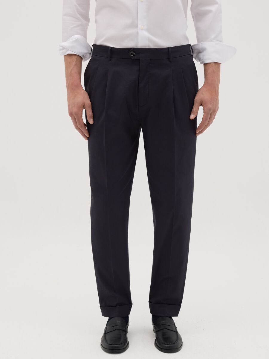 Men’s trousers in blue stretch cotton with carrot fit_1