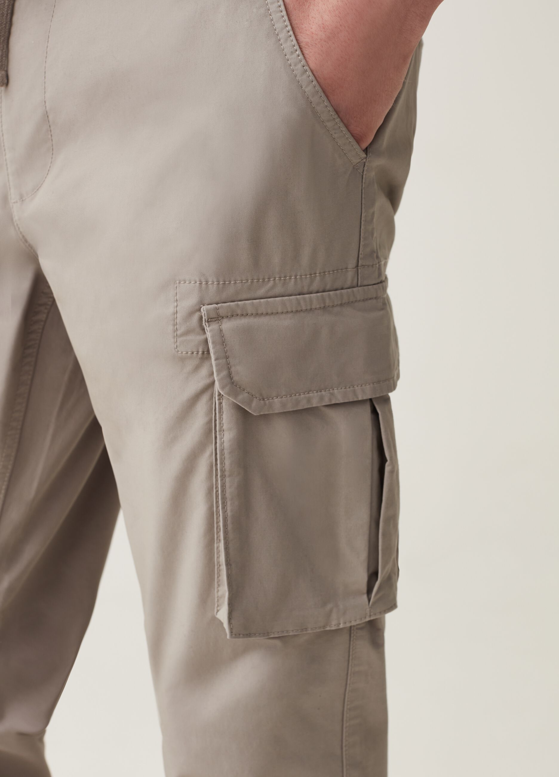 Pantalone cargo con coulisse_3