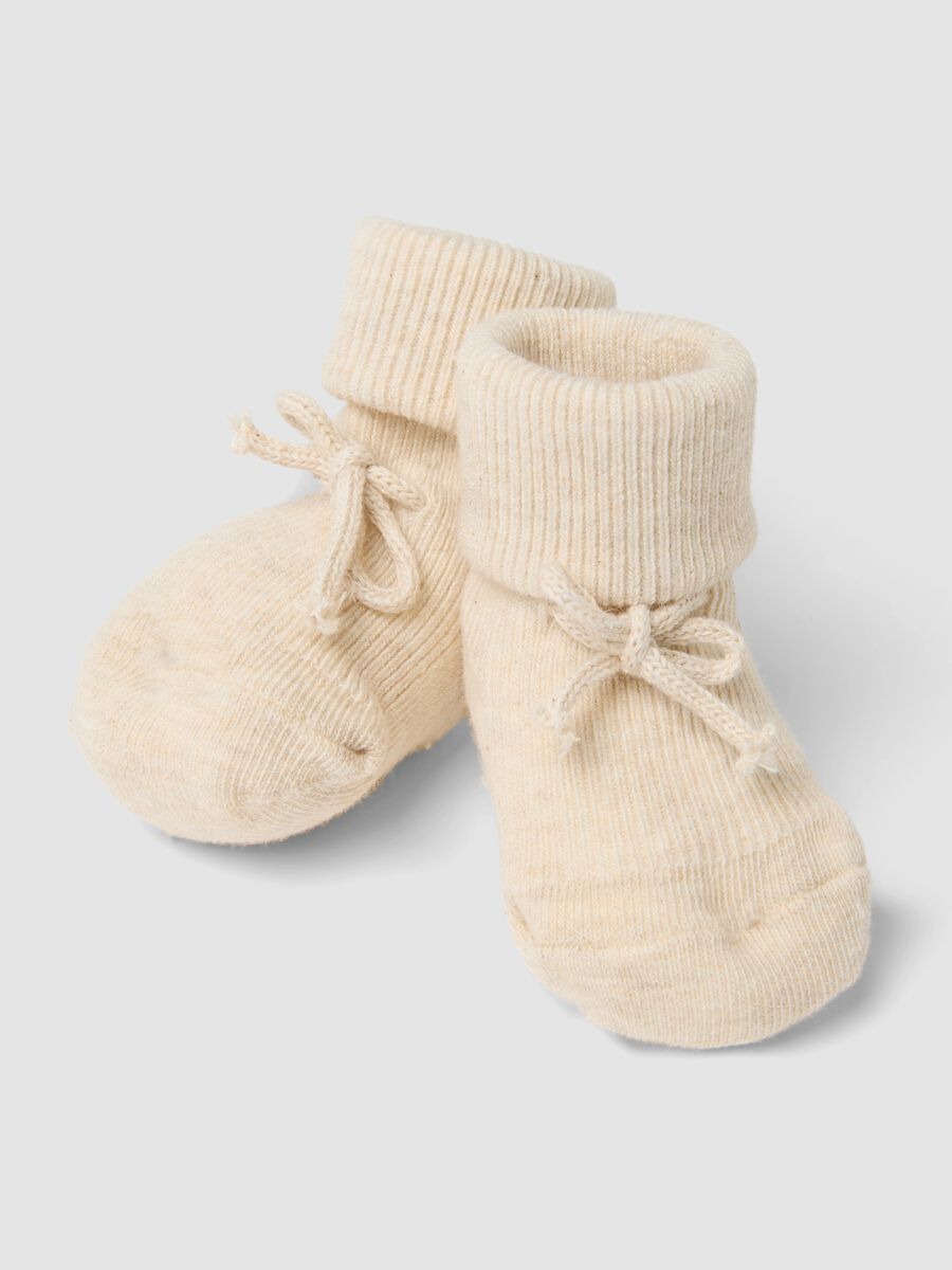 Scarpine beige in maglia di cotone organico per neonata_2
