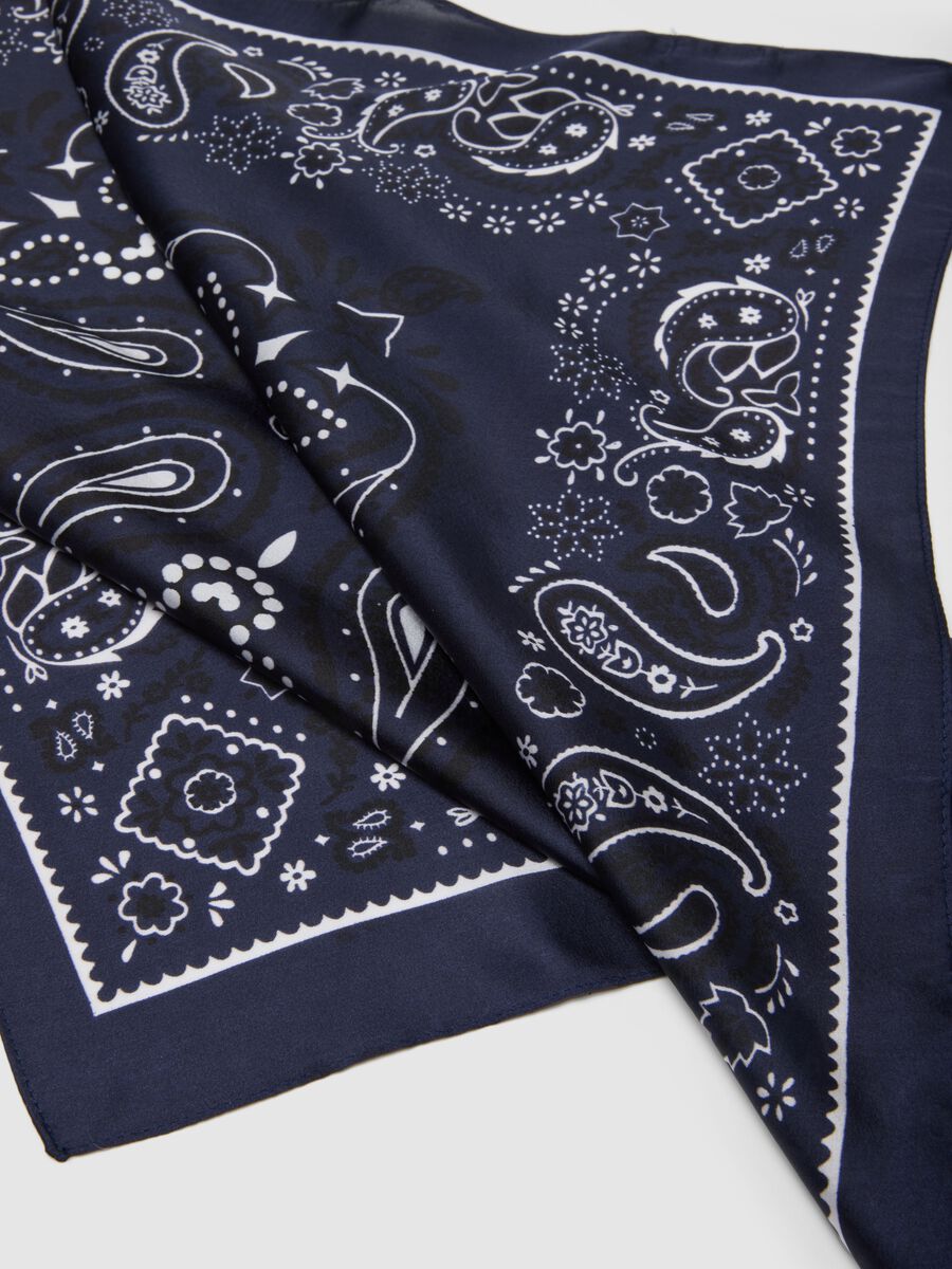 Blue pure cotton bandana regular fit with paisley pattern_3