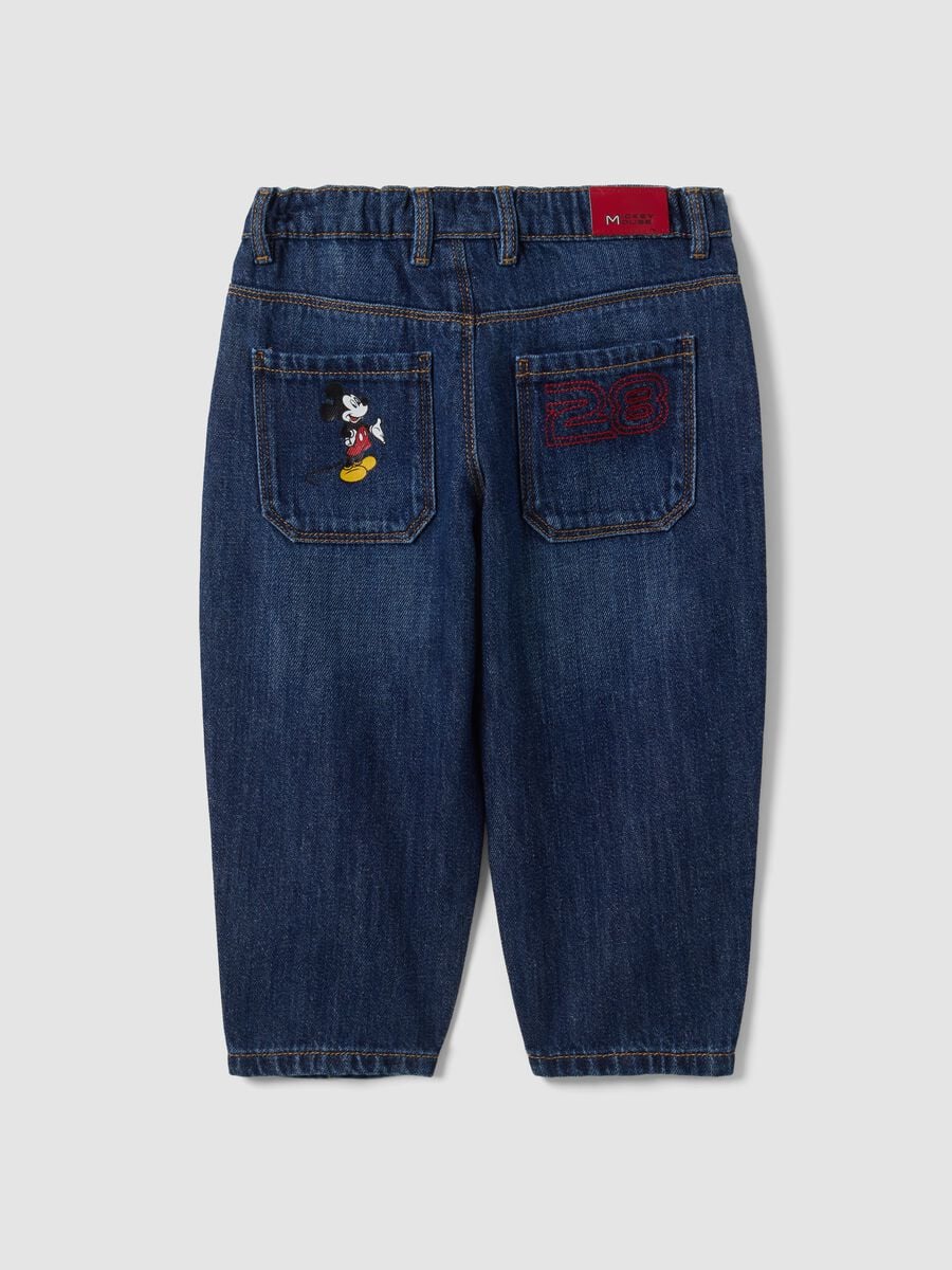 Jeans blu in misto cotone e viscosa con stampa Mickey baggy fit per bimbo_1