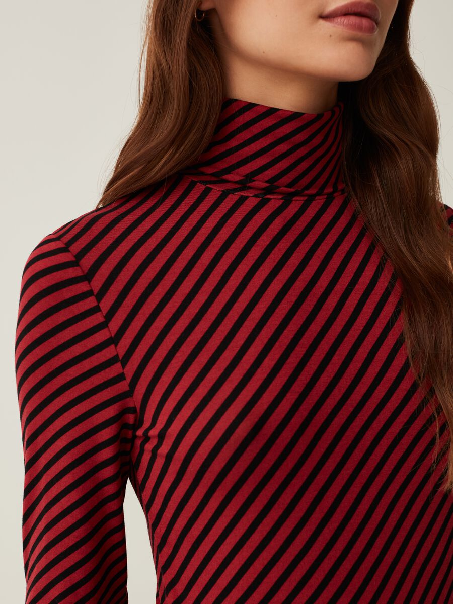 T-shirt with high neck and oblique stripes print_3