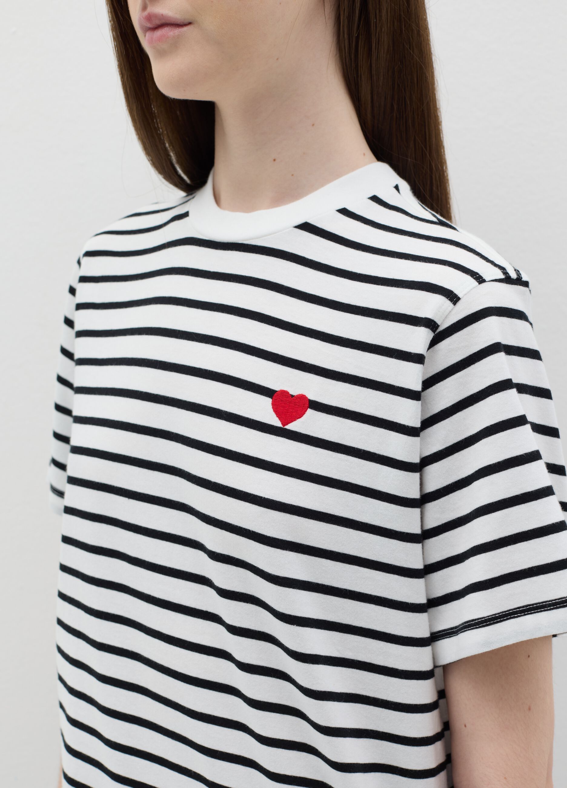 T-shirt in cotone con ricamo
