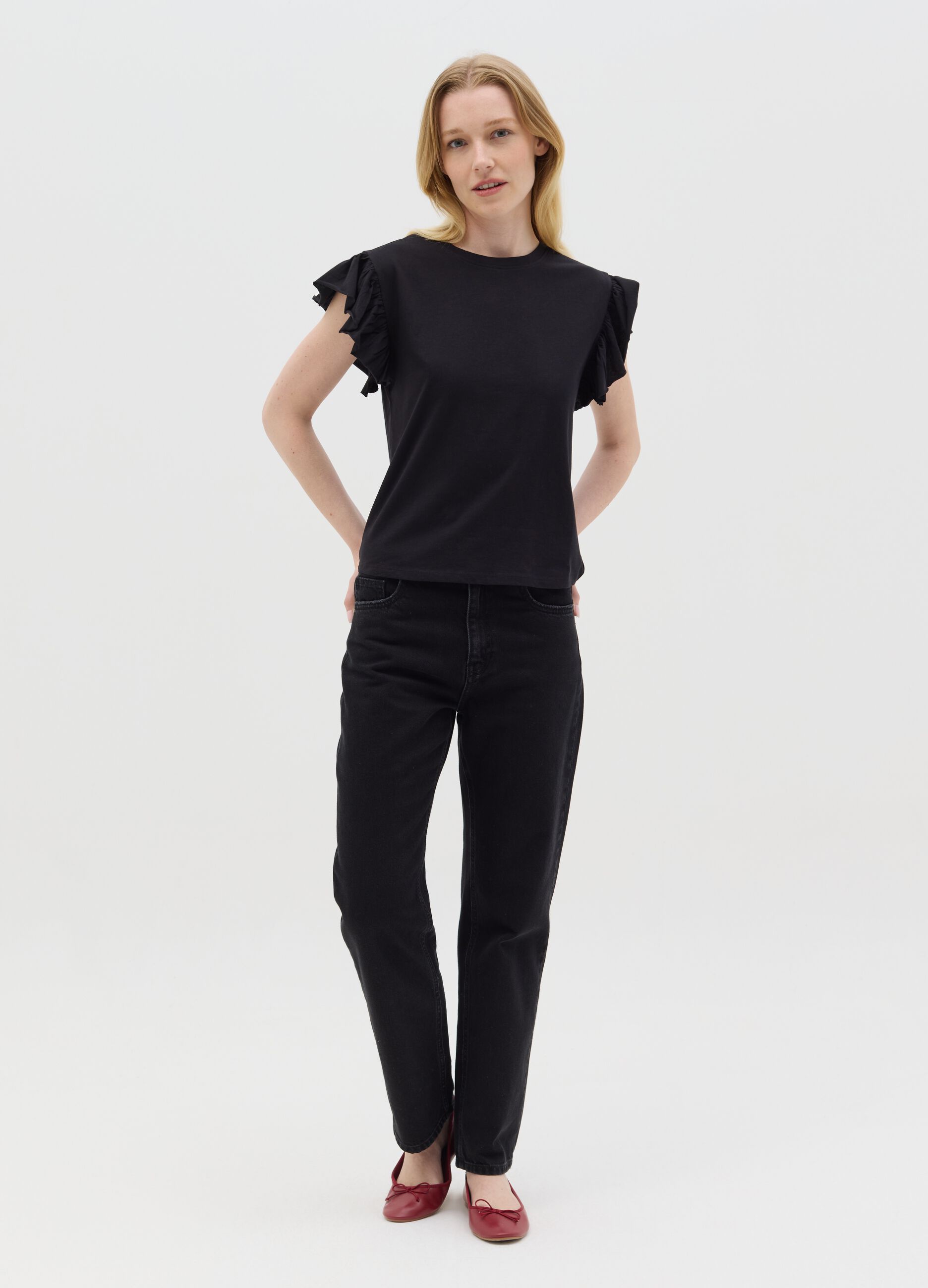 Black short-sleeved T-shirt with flounce