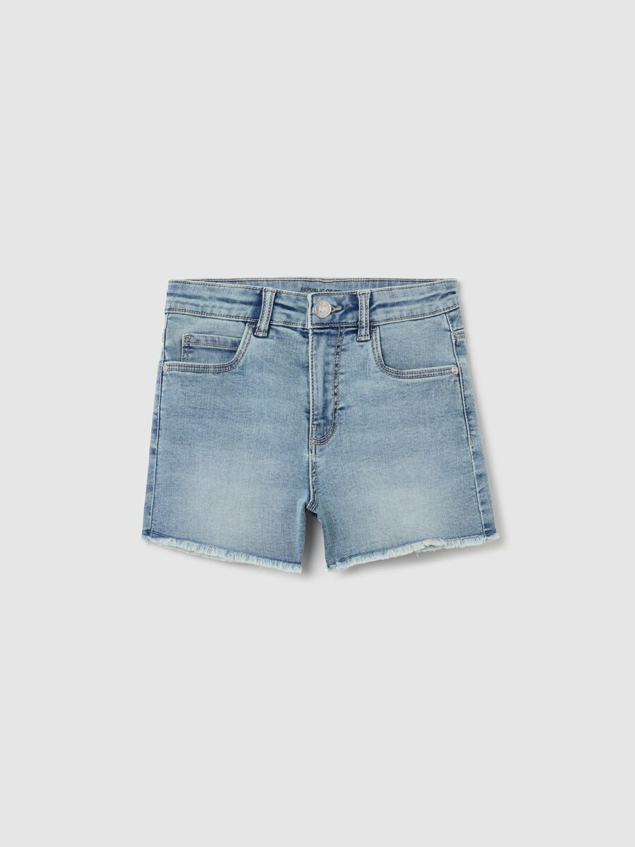 Shorts denim cinque tasche con orlo sfrangiato_0