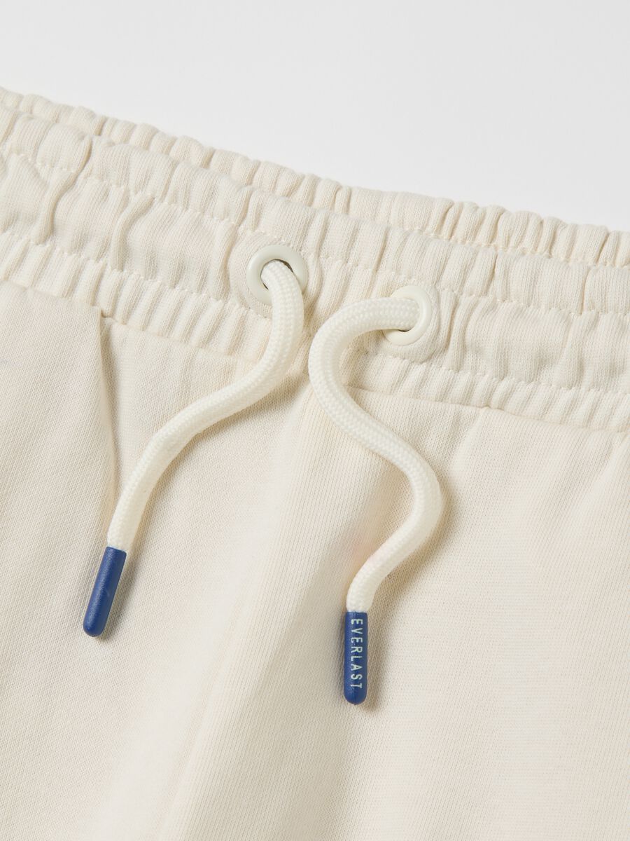 White Bermuda joggers with logo print and drawstring_3