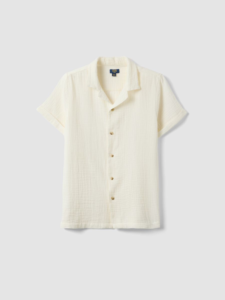 Camicia bianca in puro cotone da ragazzo con texture stropicciata_0