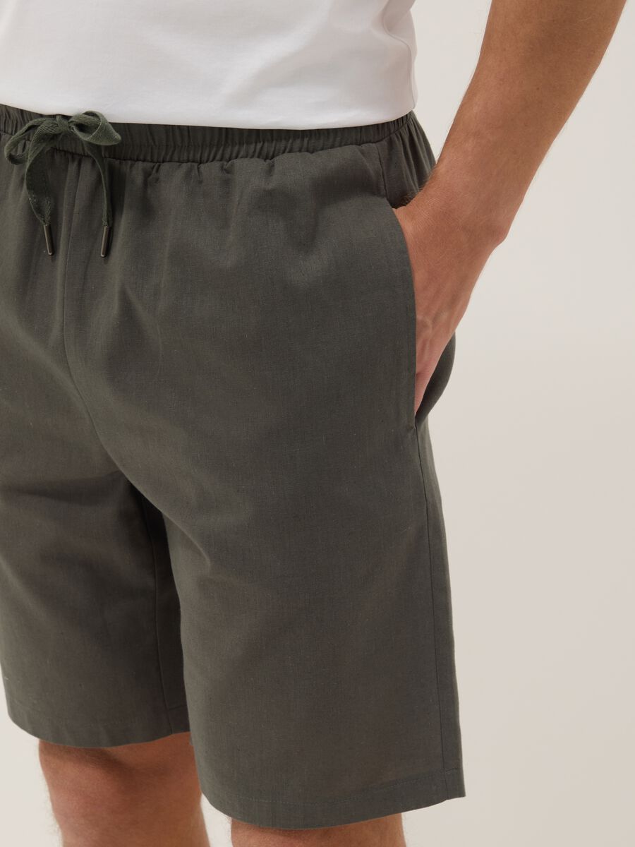 Pantaloncini pigiama in misto cotone e lino verde regular fit_3