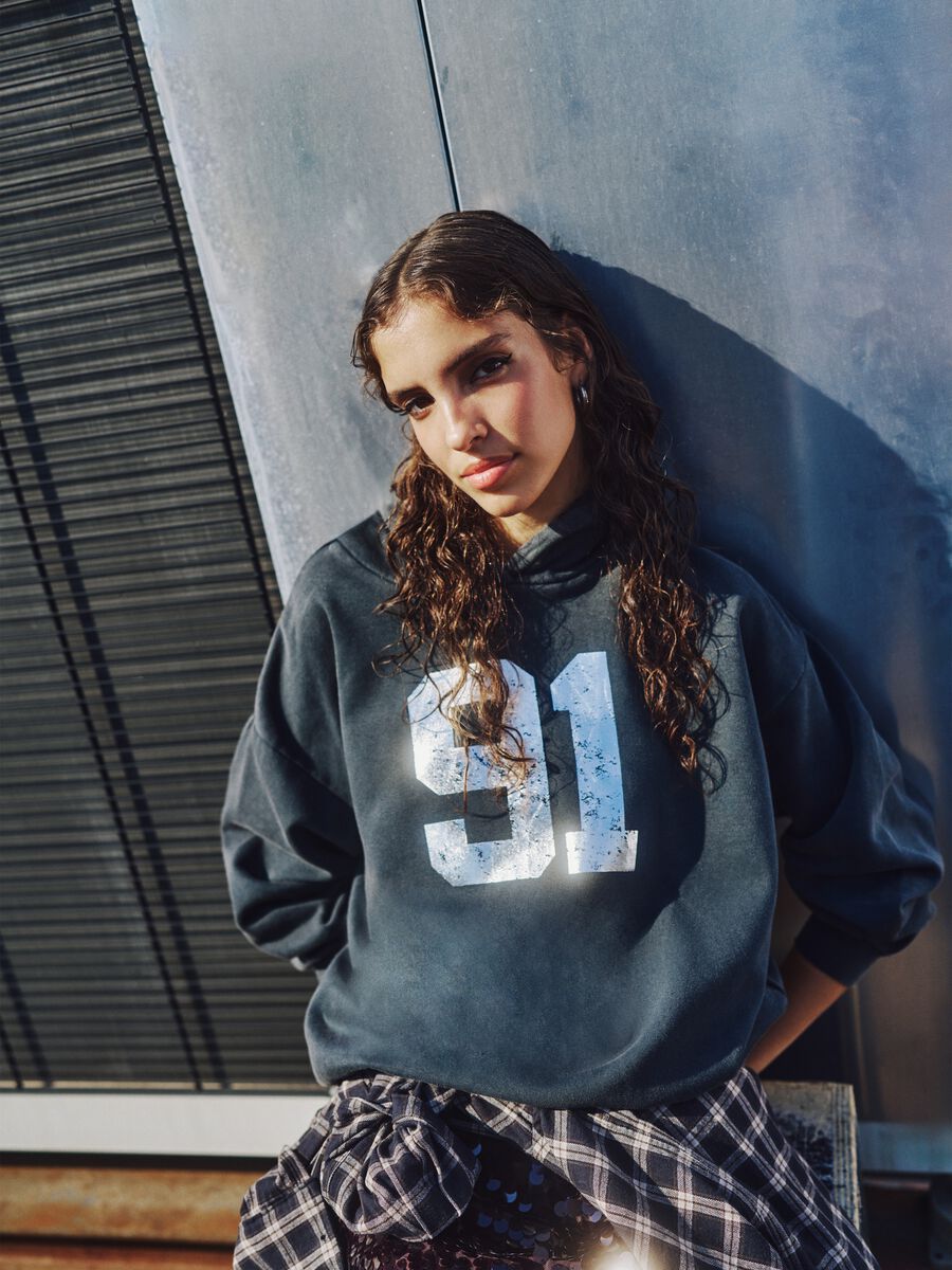 Felpa con cappuccio grigia in misto cotone regular fit con stampa_0