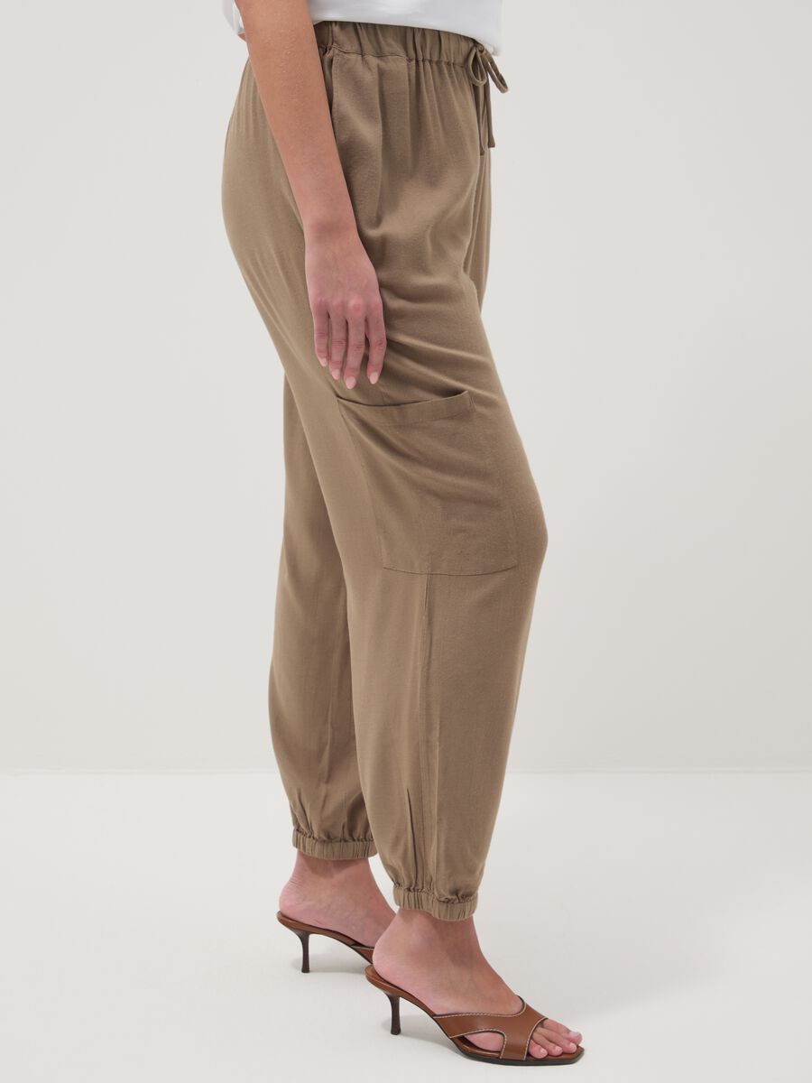 Pantaloni jogger in misto viscosa e lino marroni regular fit_3