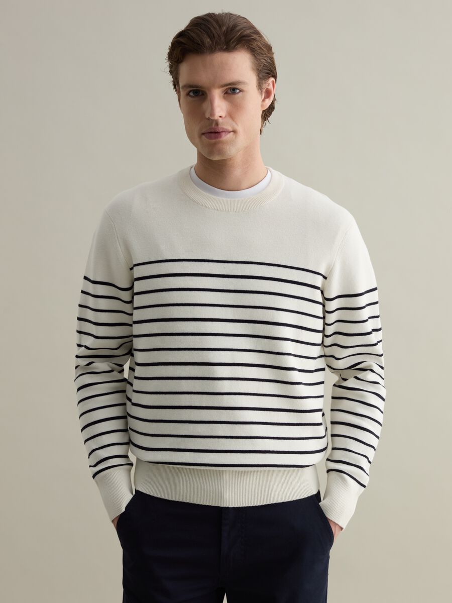 Pullover with thin stripes_0
