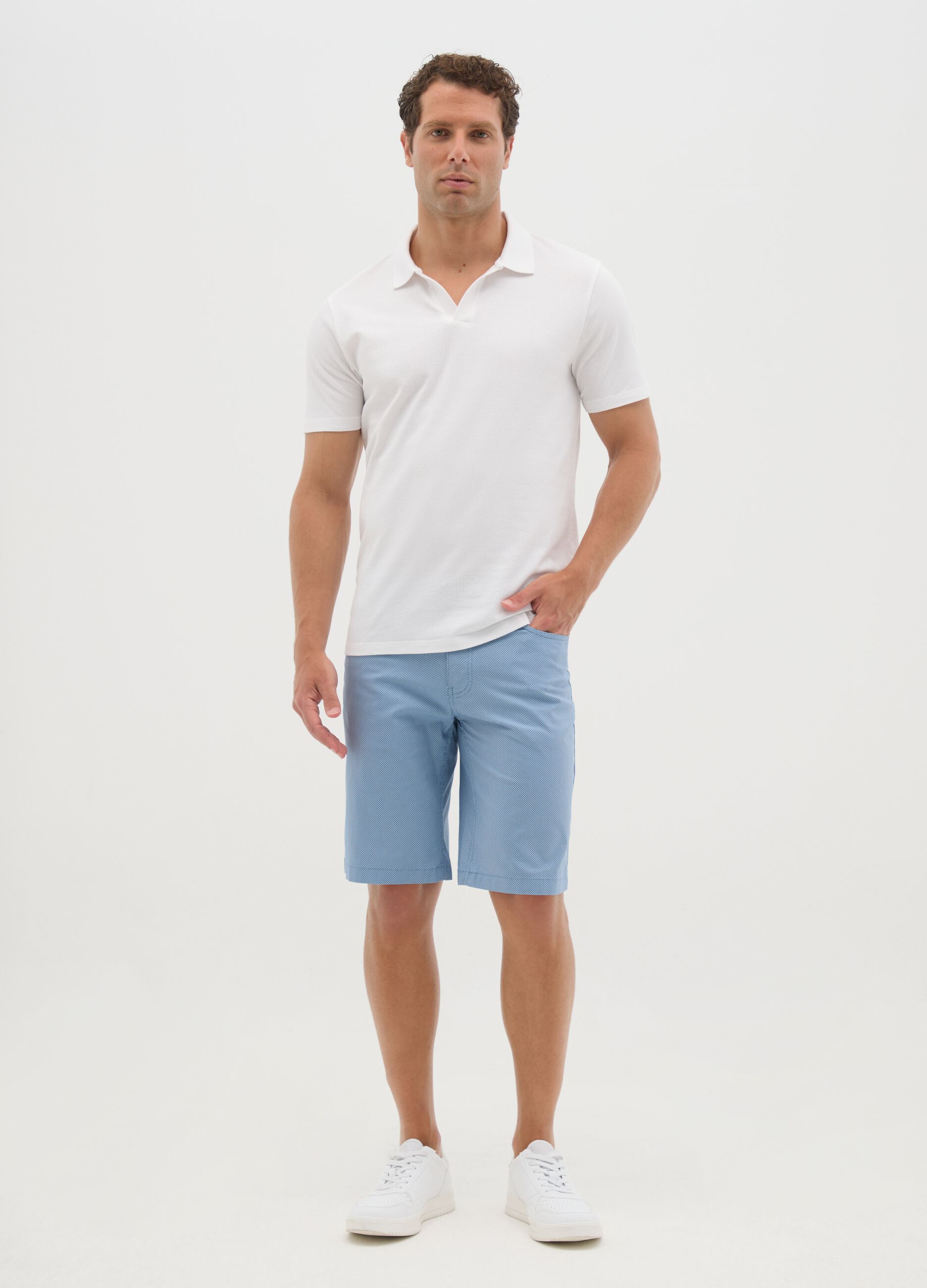 Men’s light blue Bermuda shorts in stretch cotton with regular fit
