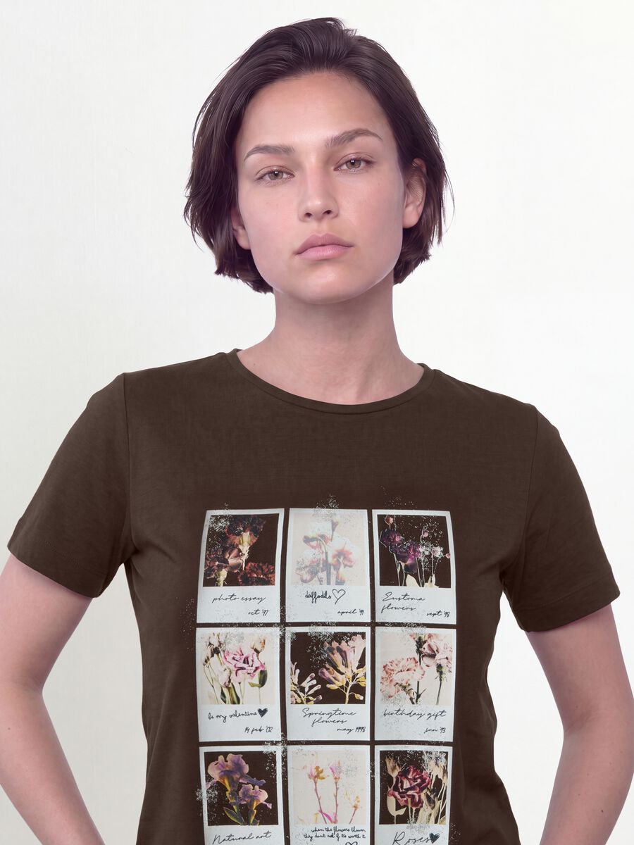 T-shirt marrone in puro cotone con stampa floreale regular fit_3