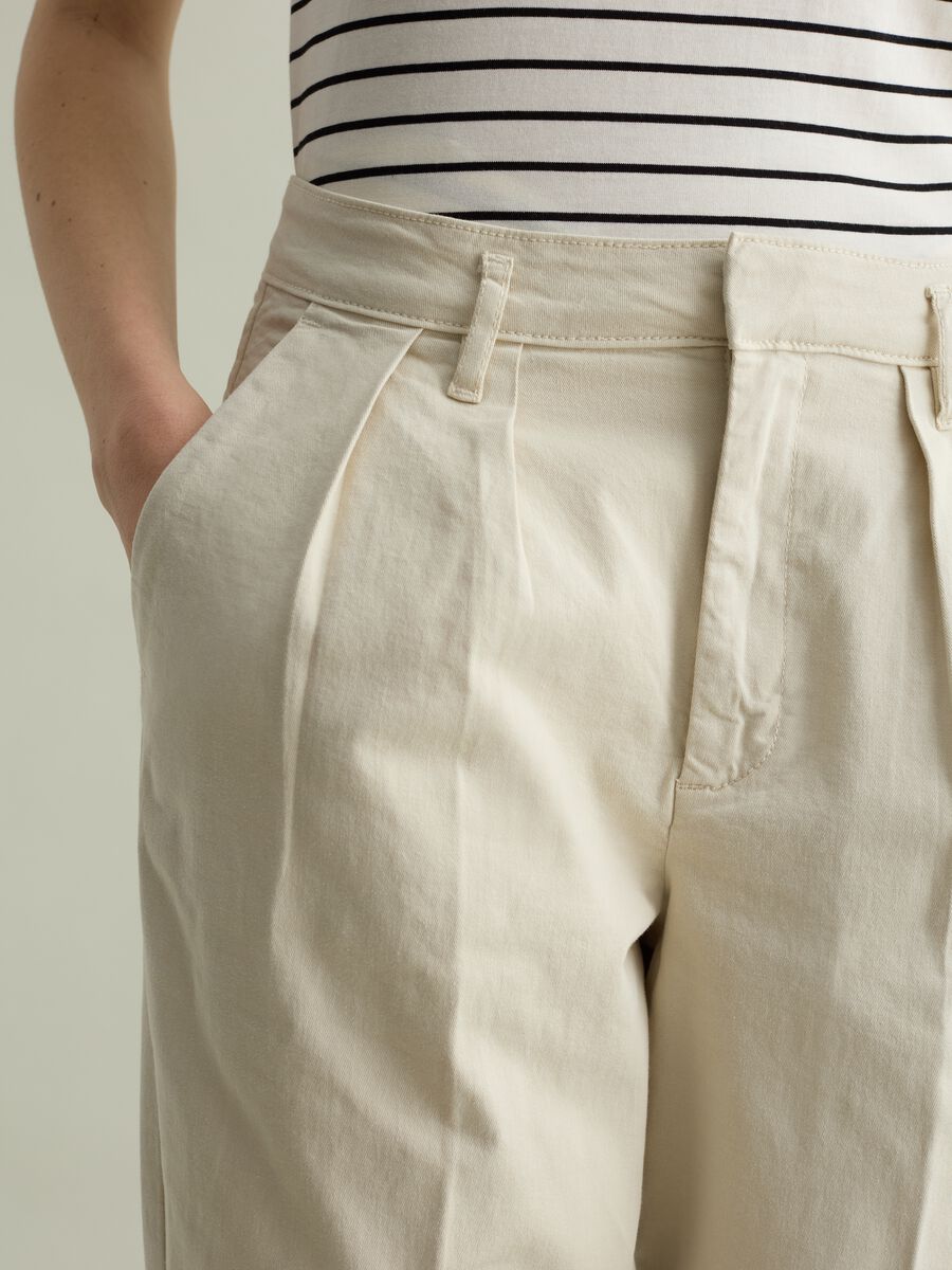 Cropped chino trousers with darts_2