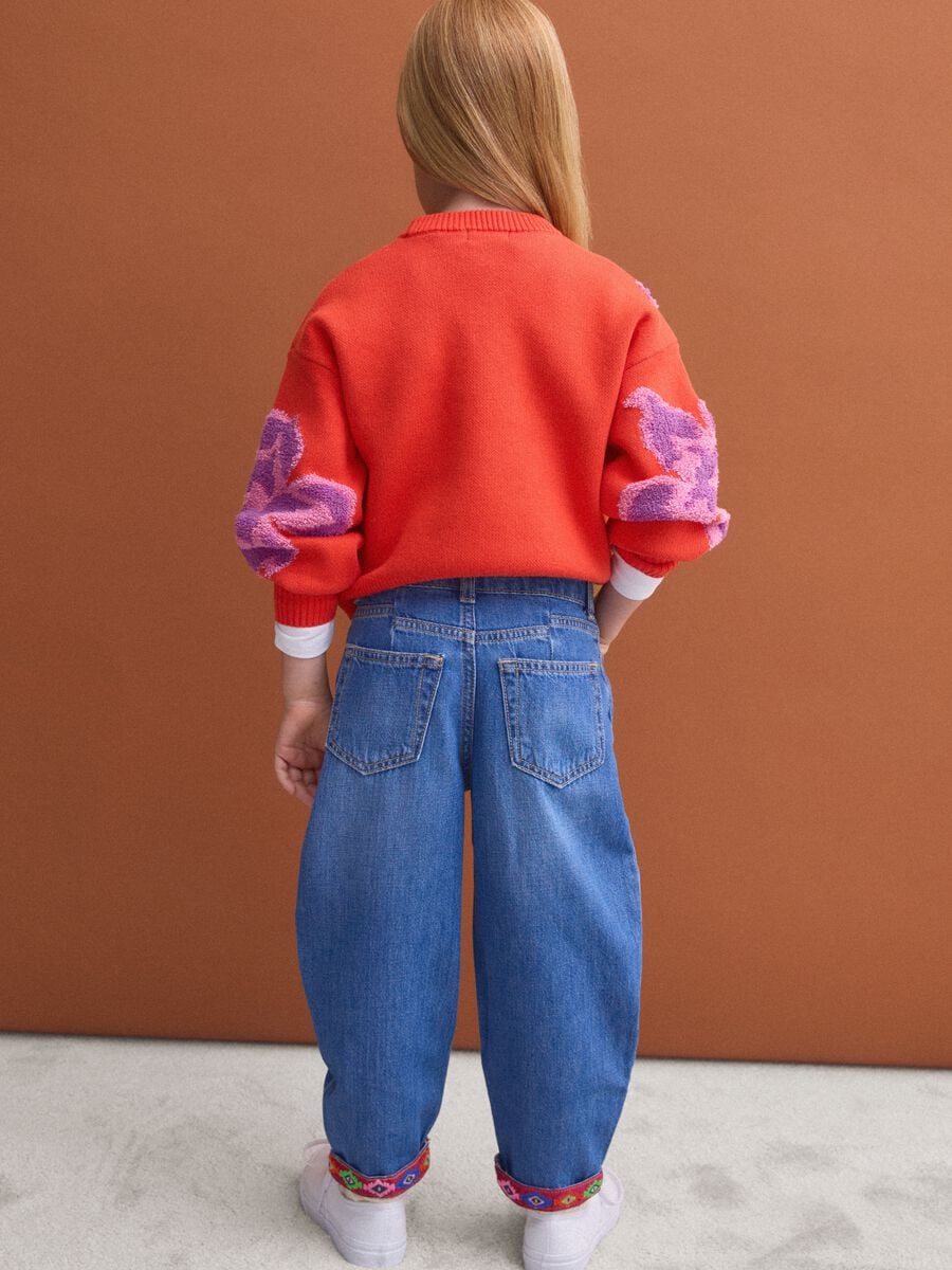 Jeans blu baggy in puro cotone con risvolto ricamato per bambina_2