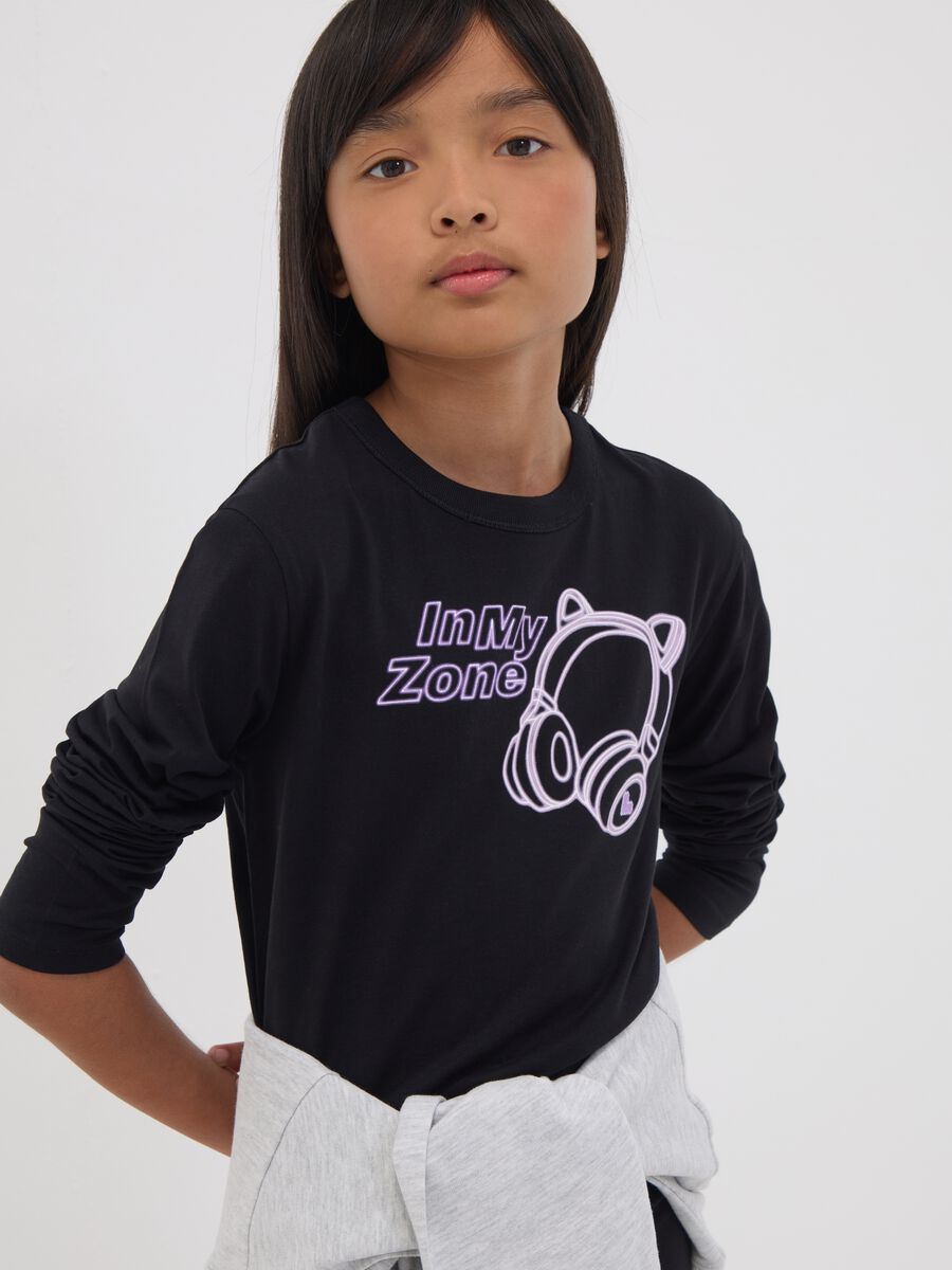 T-shirt crop nera in puro cotone organico con collo a costine per ragazza_0