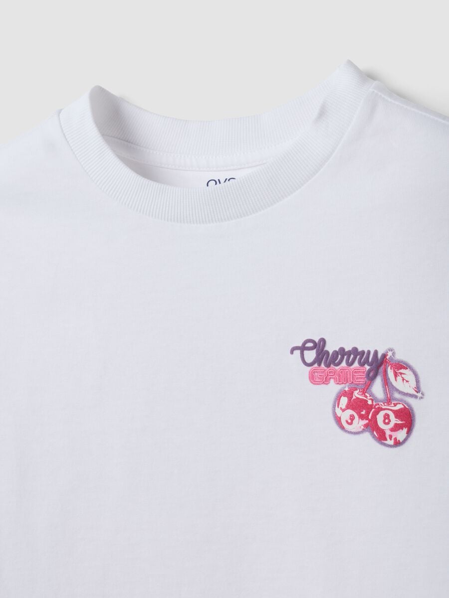 T-shirt bianca in puro cotone con collo a costine e stampa ciliegie_1