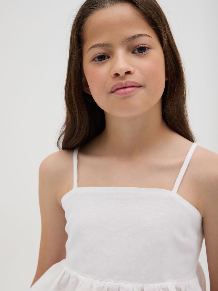 Top da ragazze in cotone e lino bianco regular fit con balze e fiocco sul retro_2