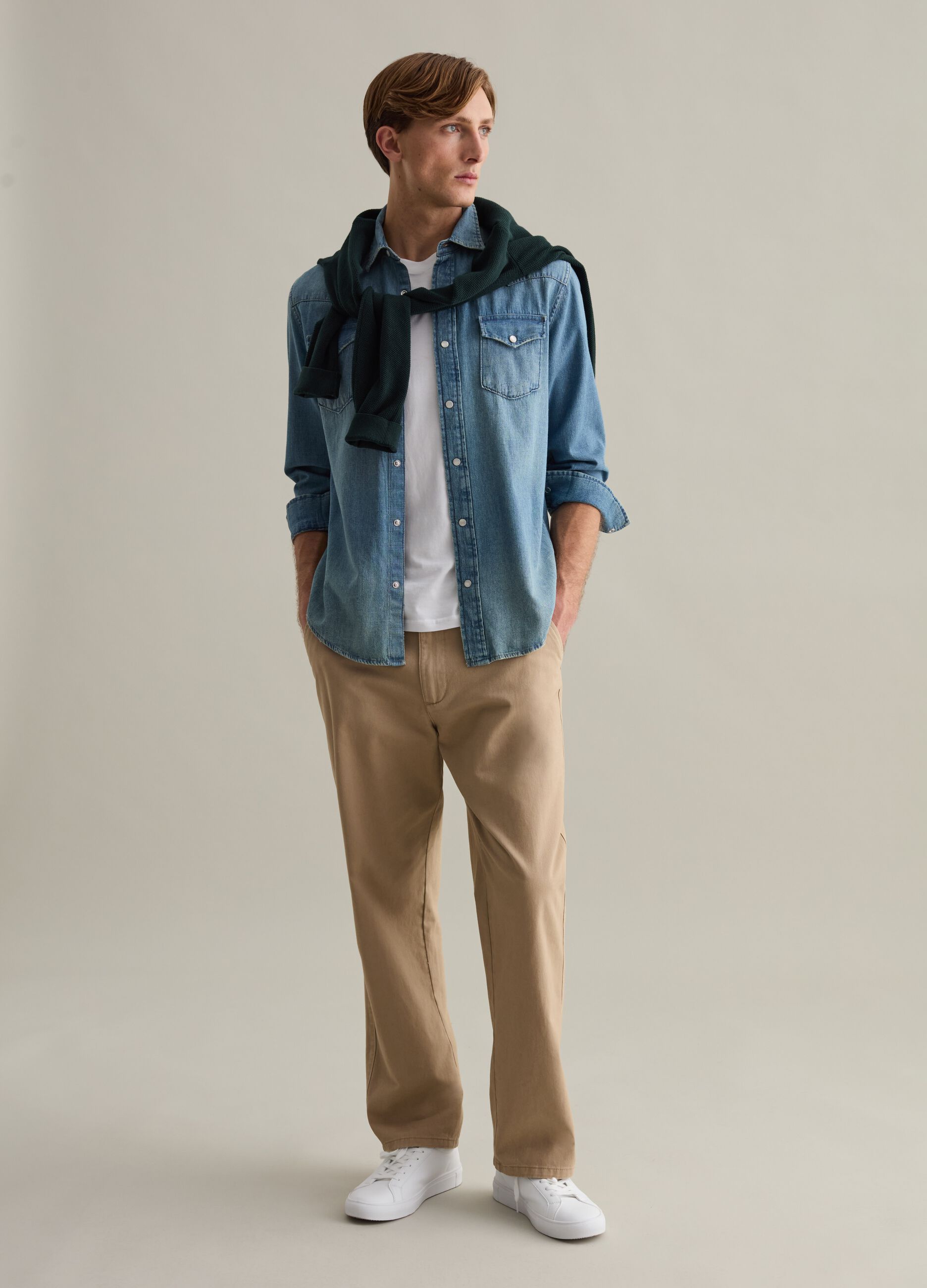 Outfit con camicia di jeans uomo on sale