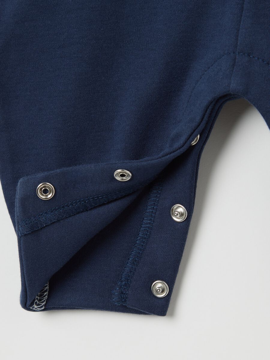 Blue two-tone cotton onesie with fish embroidery_2