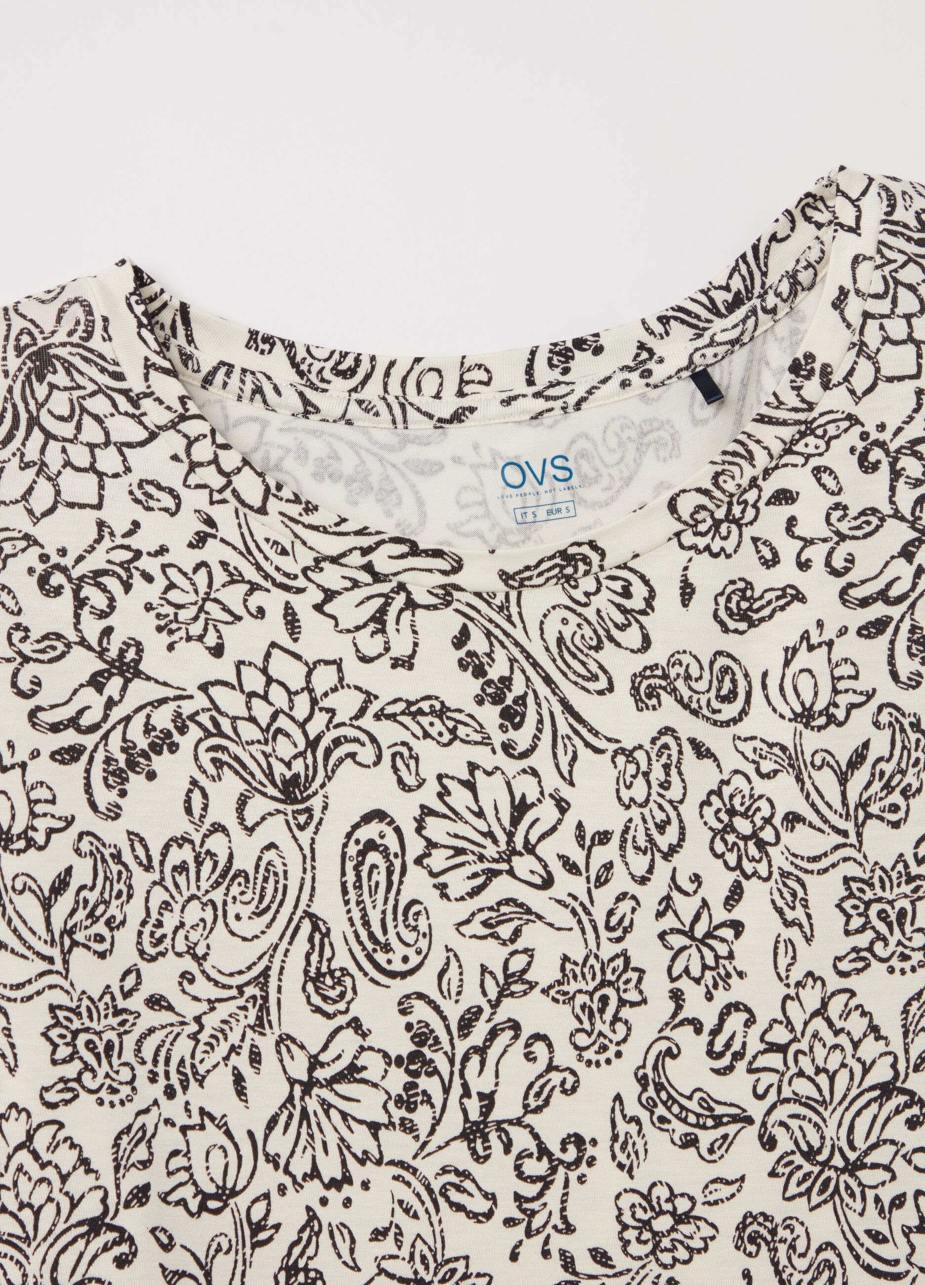 T-shirt with short sleeves and floral print