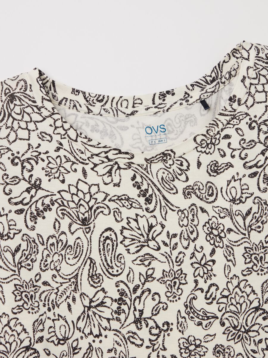T-shirt with short sleeves and floral print_5