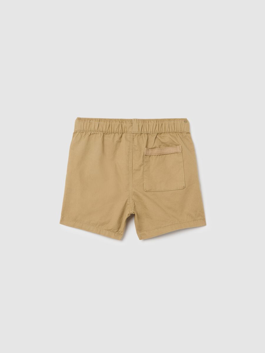 Boys’ shorts in 100% beige cotton with regular fit and slant pockets_1