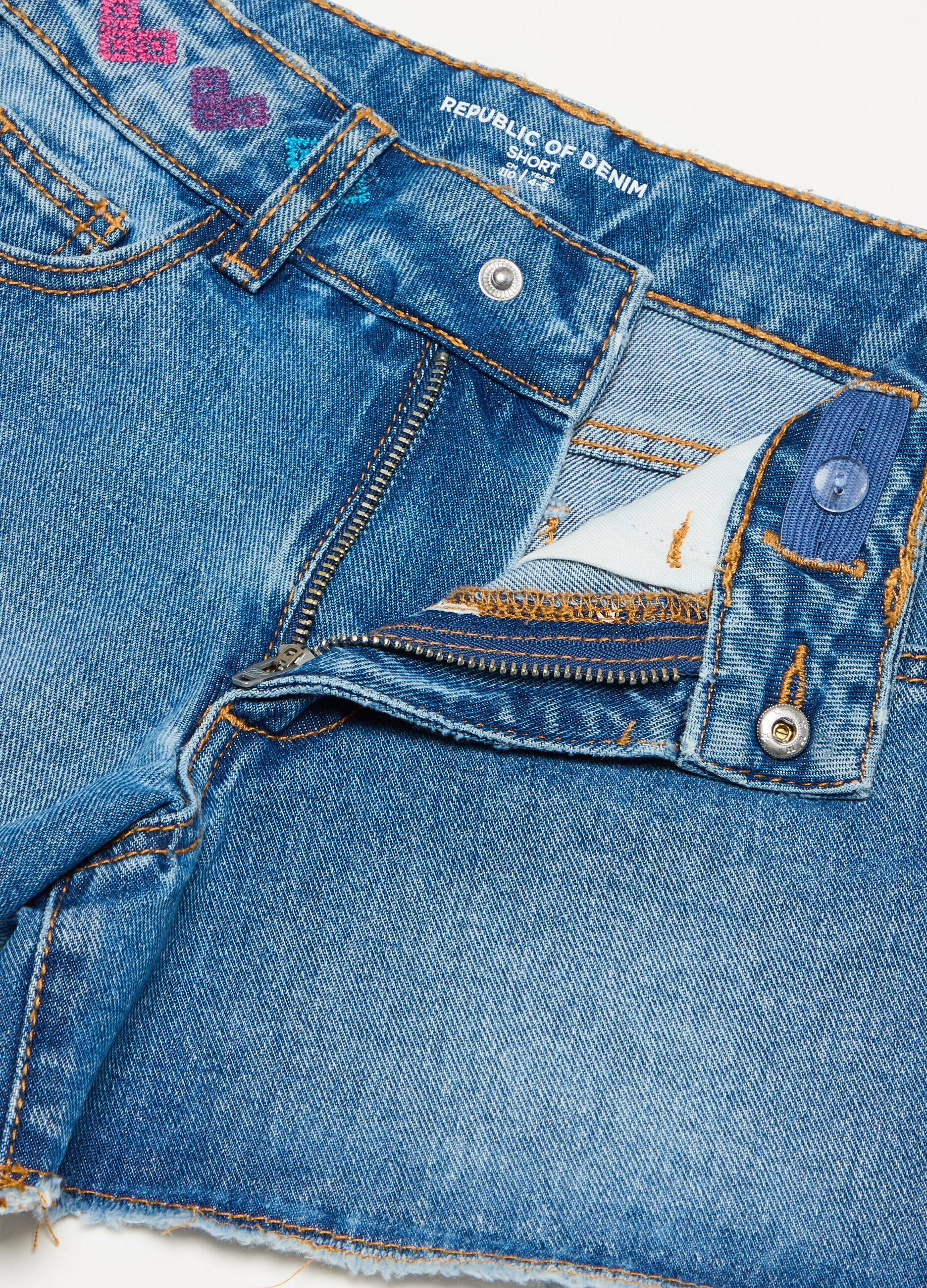 Shorts in denim con ricamo cuori