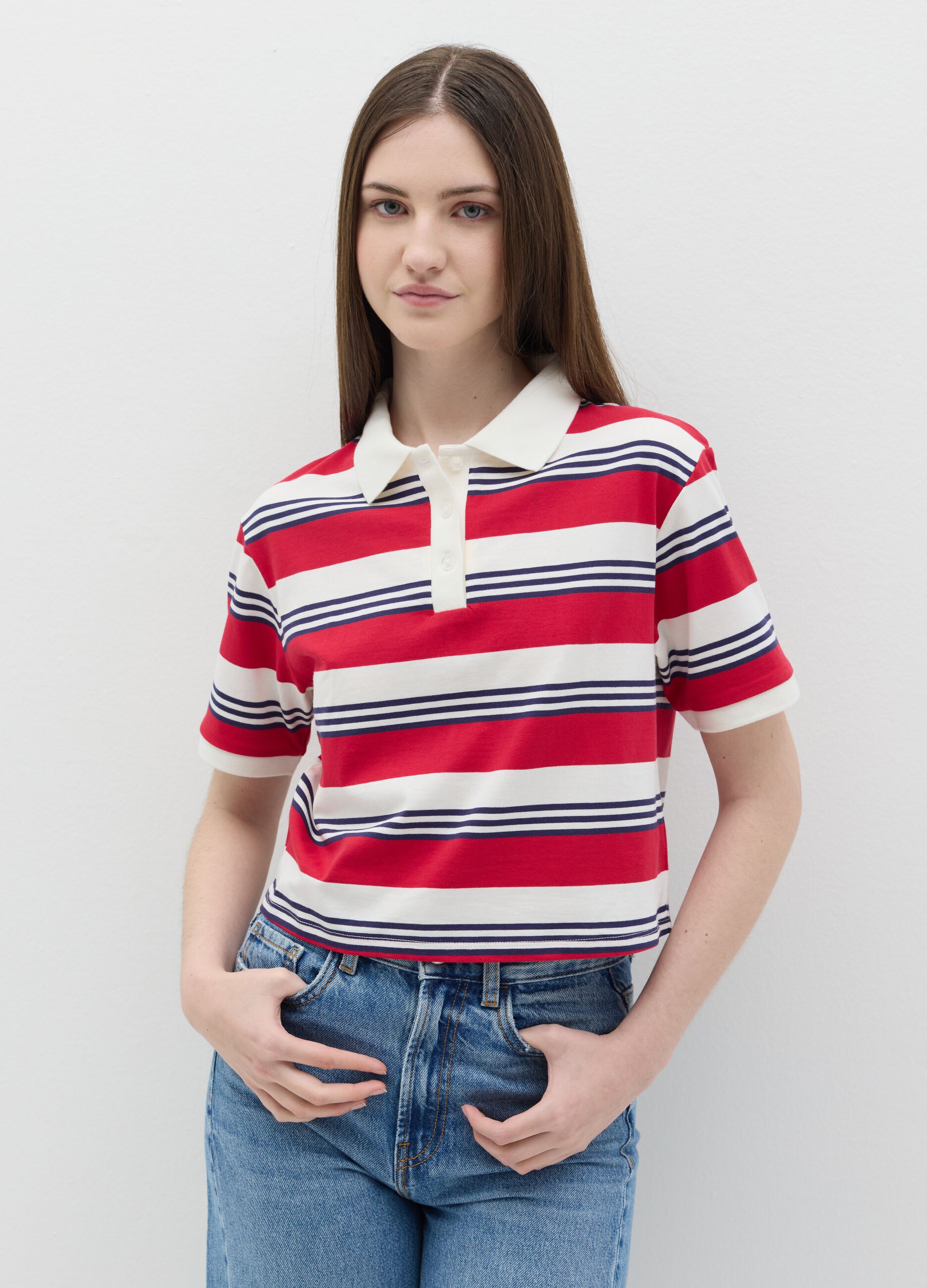 Polo a righe bianche e rosse