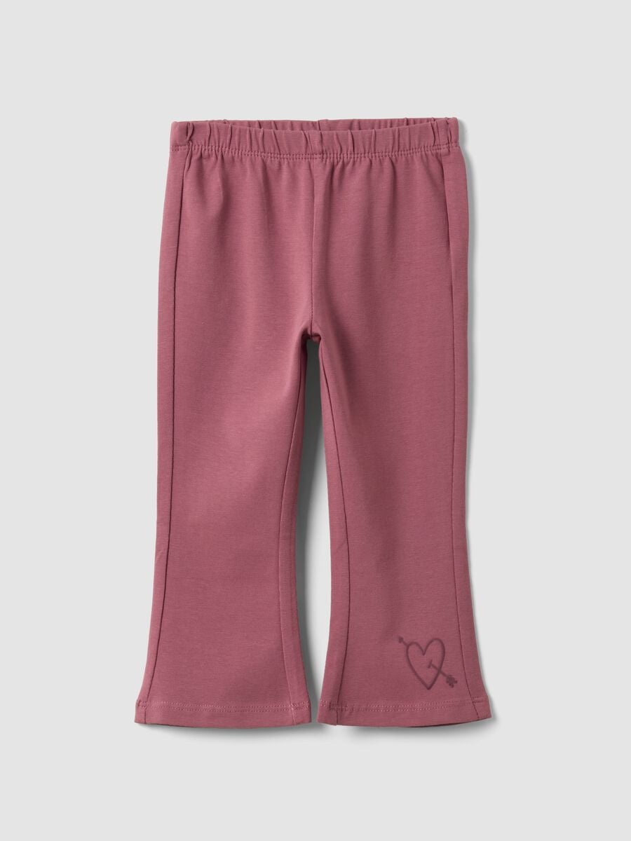 Leggings flare viola in misto cotone organico elasticizzato con stampa cuore per bimba_0