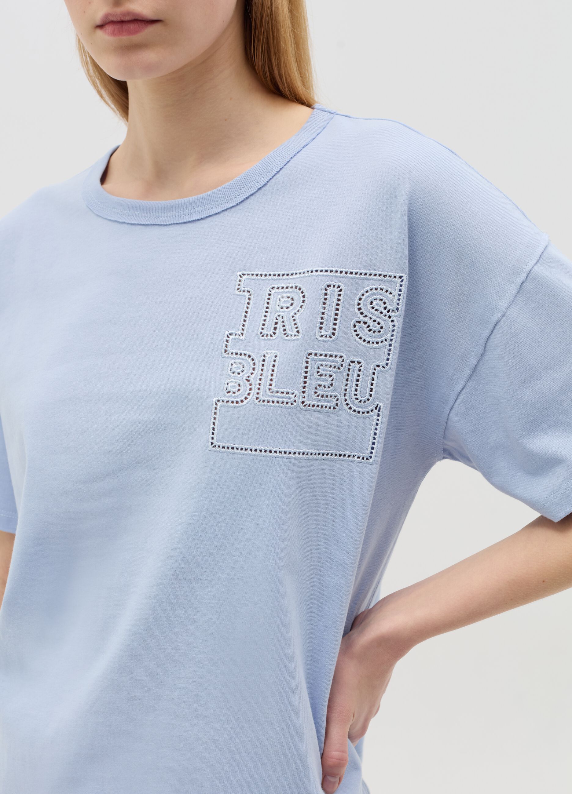 T-shirt with "Iris Bleu" embroidery