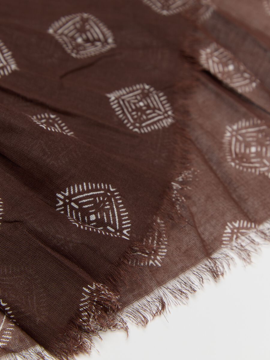 Brown cotton scarf with geometric motifs_2