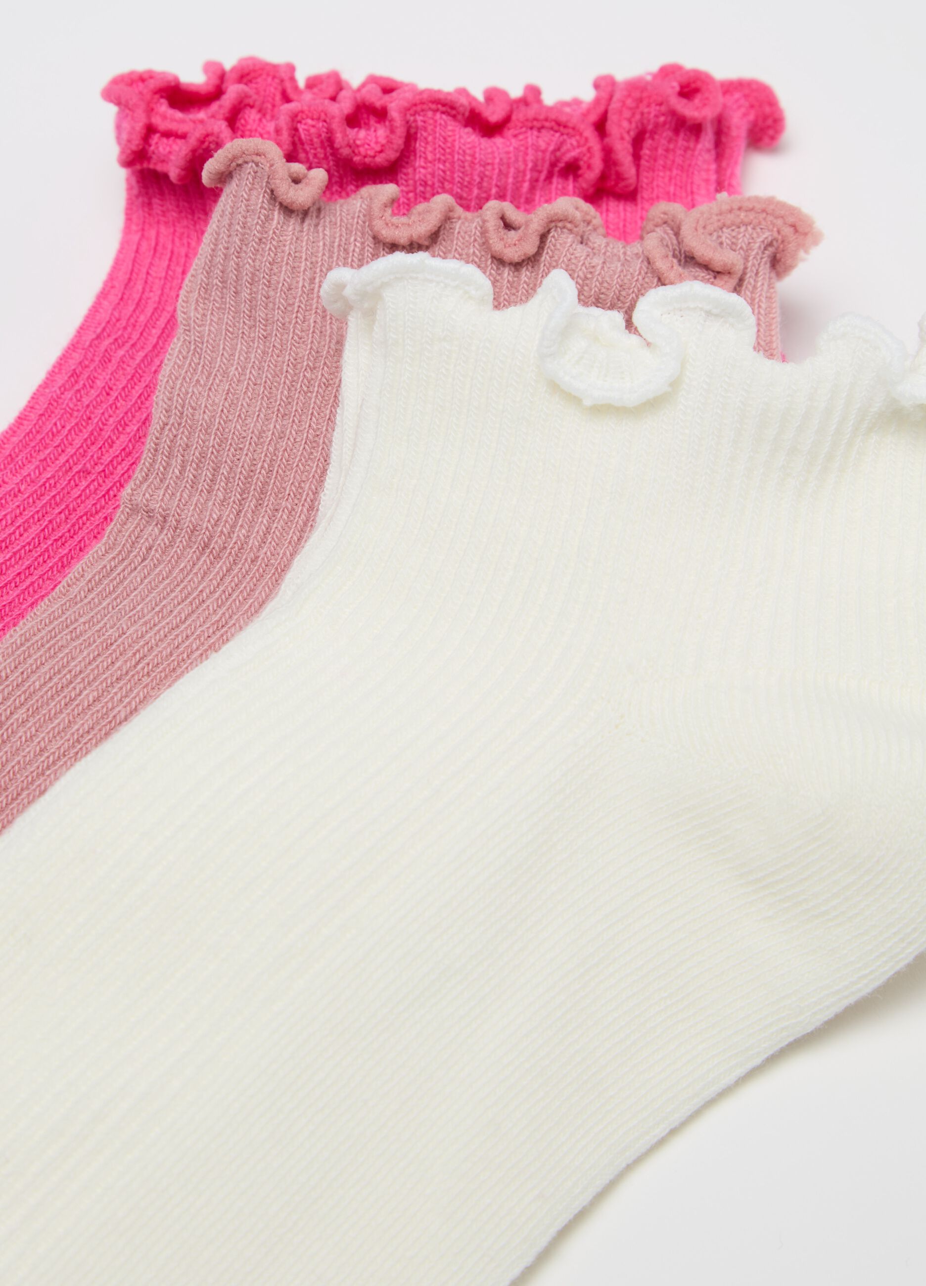 Three-pair pack sneaker liners with wavy edging