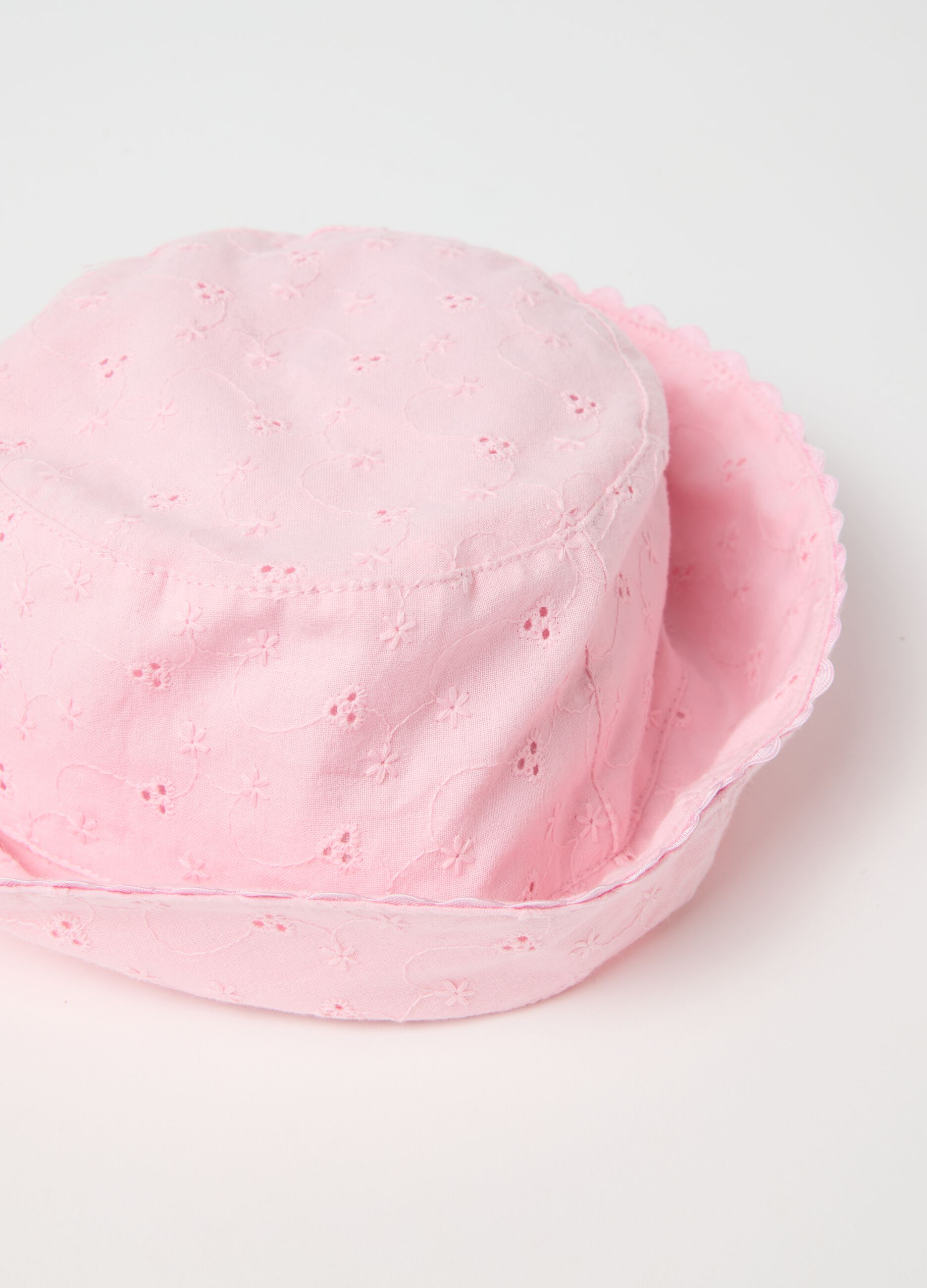 Cappello a cloche rosa in sangallo