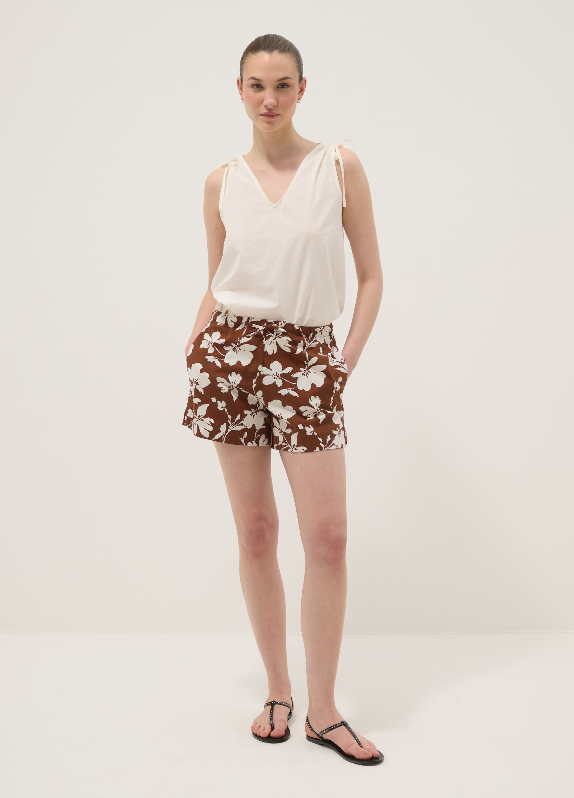 Brown stretch cotton shorts with floral print