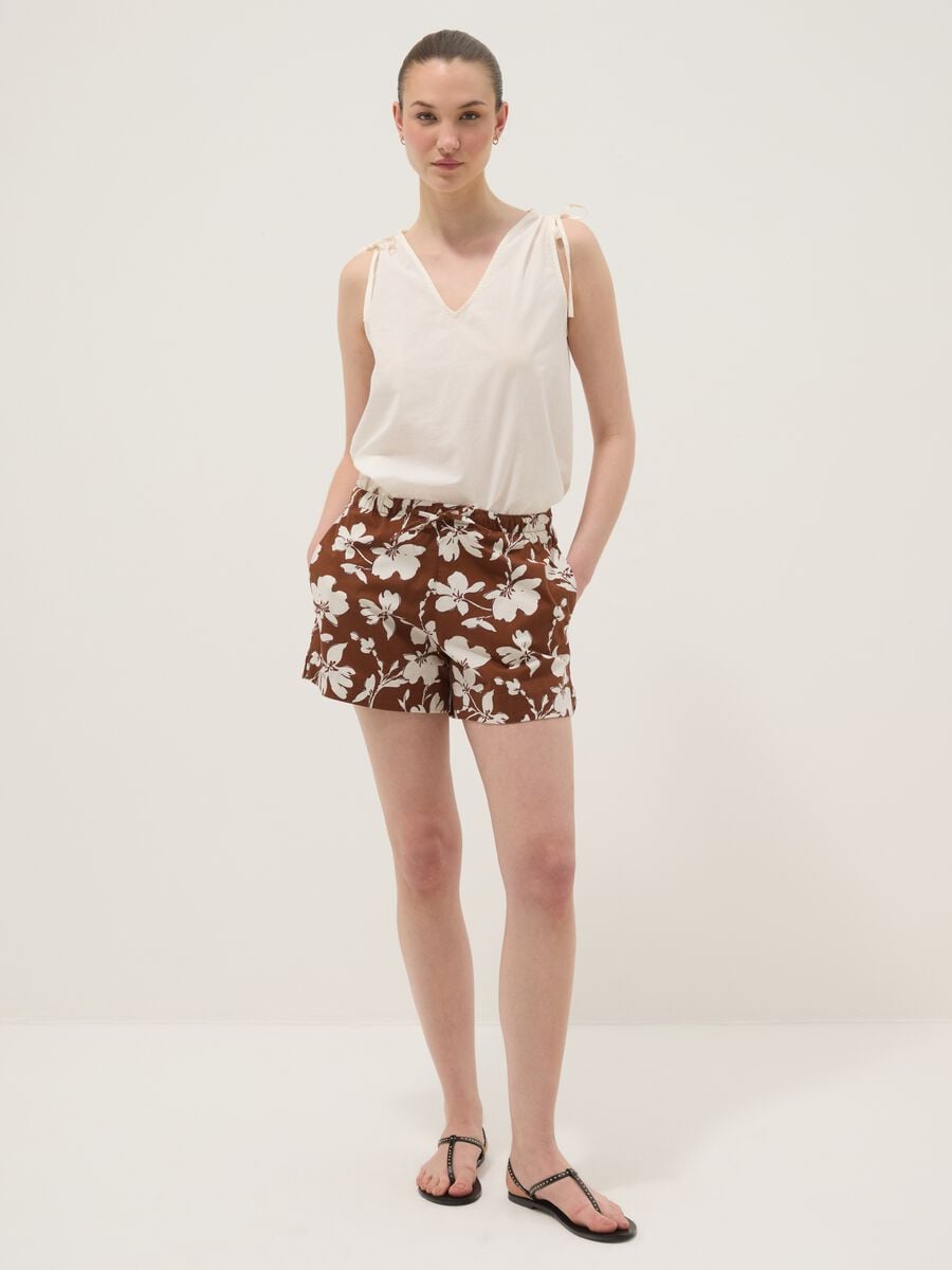 Brown stretch cotton shorts with floral print_0