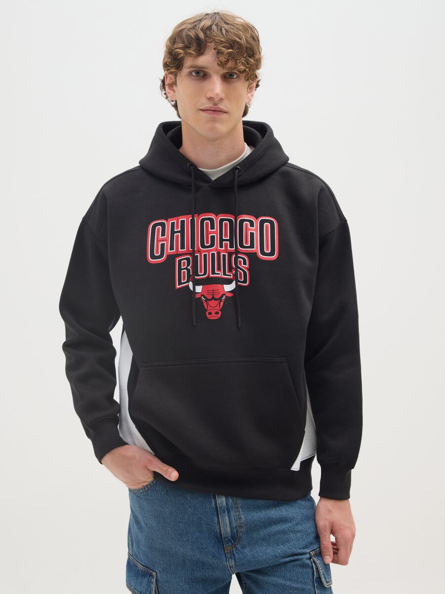 Black cotton blend hoodie with Chicago Bulls print_0