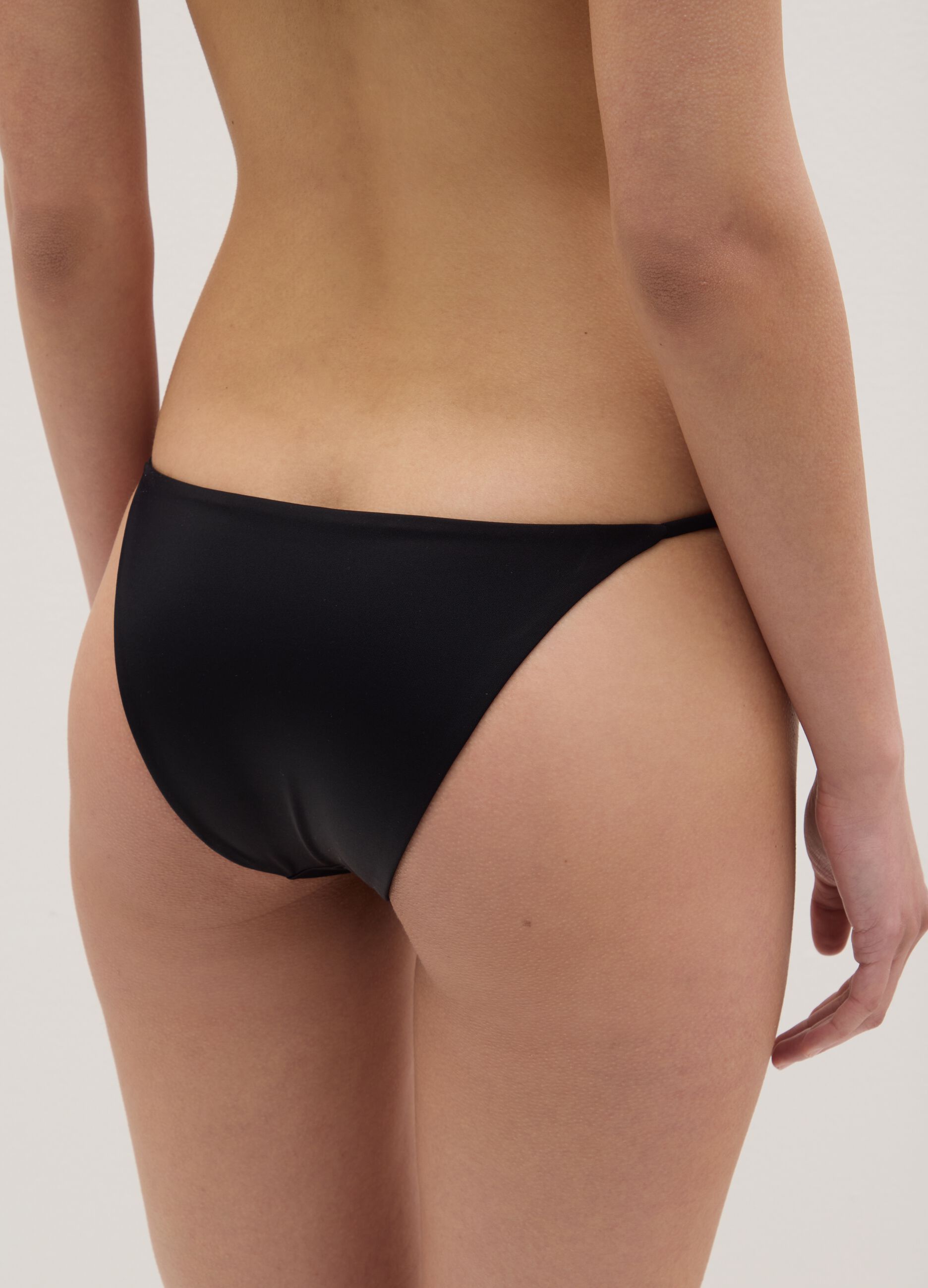 Slip bikini da donna con borchiette