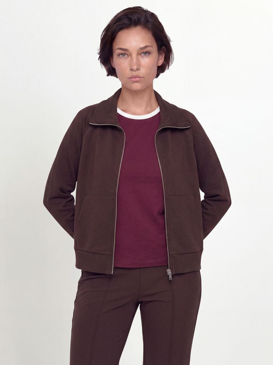 Felpa marrone in viscosa elasticizzata con dolcevita regular fit_0