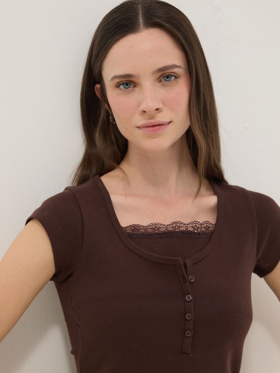 T-shirt in misto cotone marrone regular fit con dettagli in pizzo_0