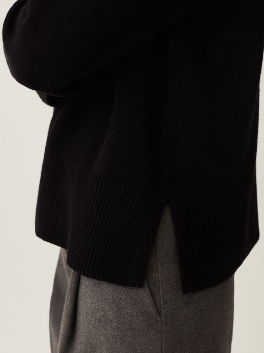 Pullover girocollo con spacchi_3